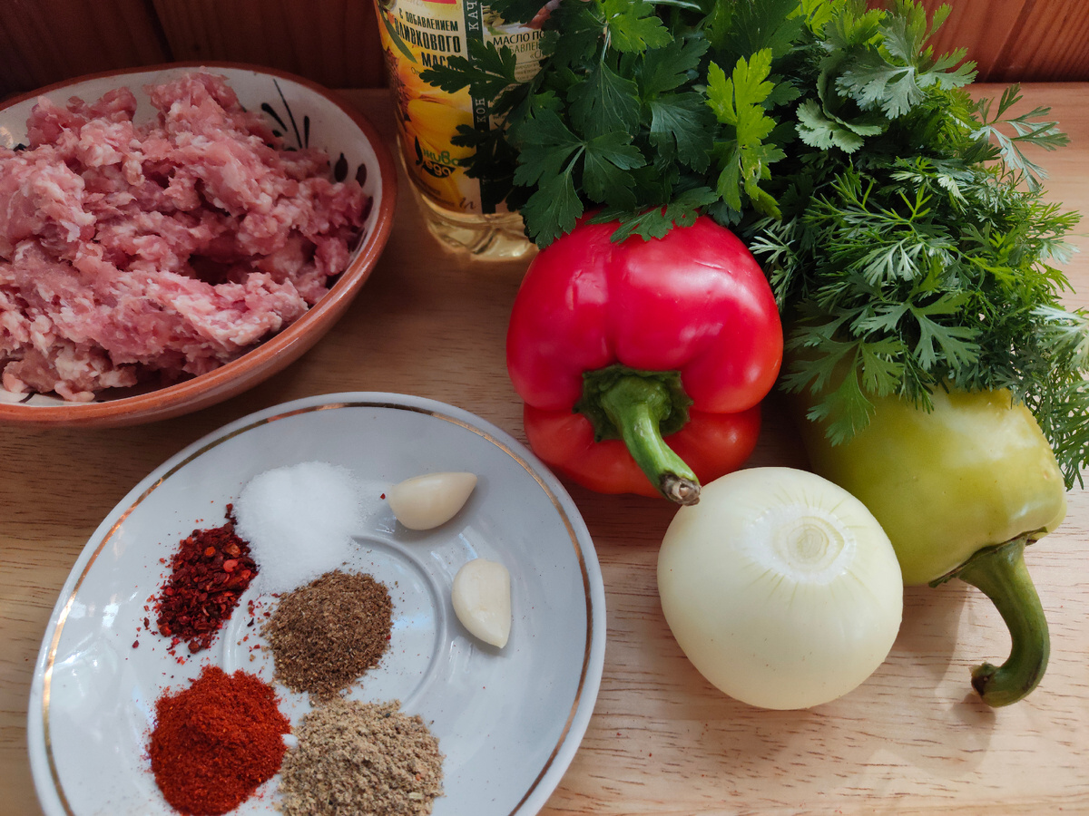 Фарш необходимо сделать самостоятельно, только так у него будет нужная вязкая структура. 