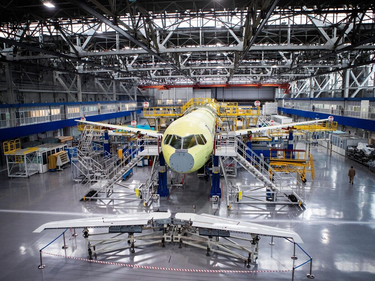    Сборка фюзеляжей самолета МС-21 на Иркутском авиационном заводе© РИА Новости / Нина Падалко
