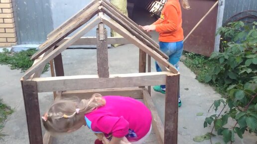 Пупсики СТРОИТЕЛИ делают БУДКУ для СОБАКИ Darlings the BUILDERS make a BOX for DOGS