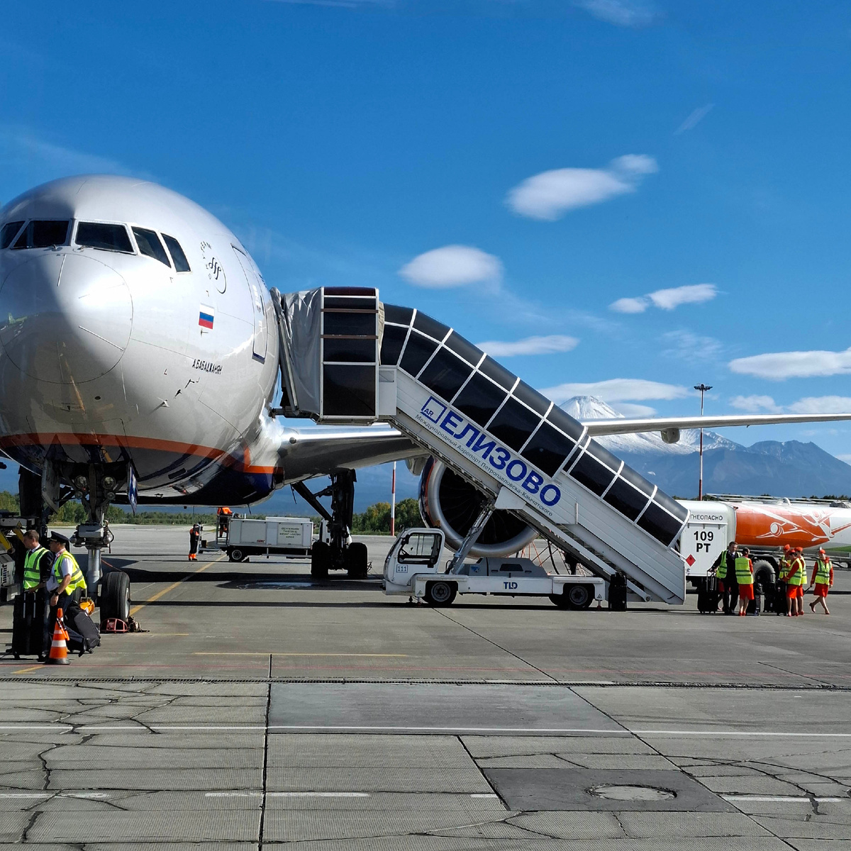Домашние вулканы Петропавловска-Камчатского буквально «толпятся» у взлётной полосы. Мы вот-вот полетим! Время полёта до Москвы - 8 часов 15 минут.