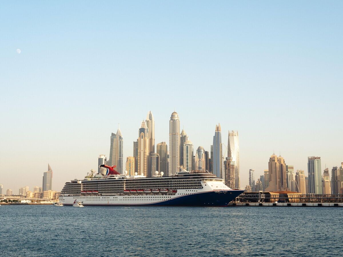    Круизный лайнер Carnival Spirit в порту Дубая© iStock.com / mrtekmekci