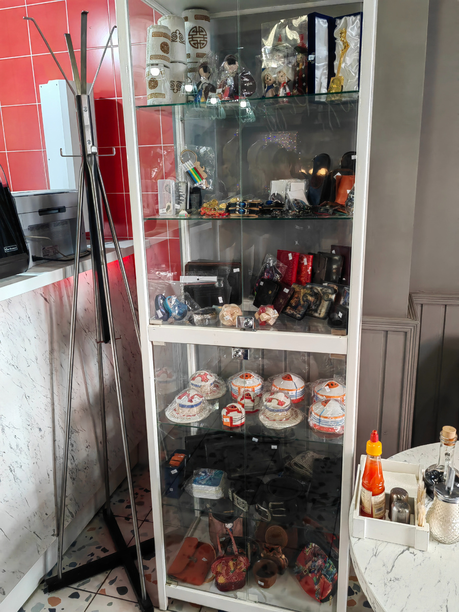 лавка в кафе