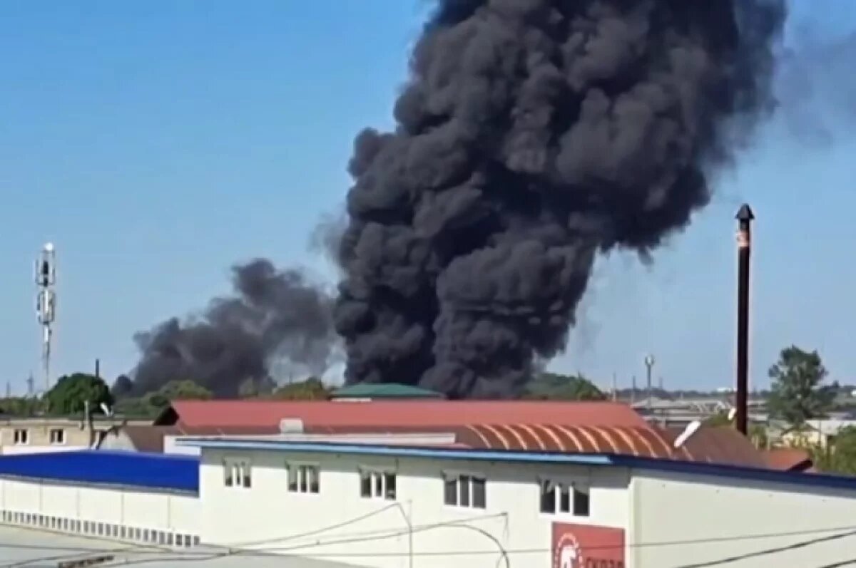    В Уссурийске загорелся склад со стройматериалами на 3 тысячах «квадратов»