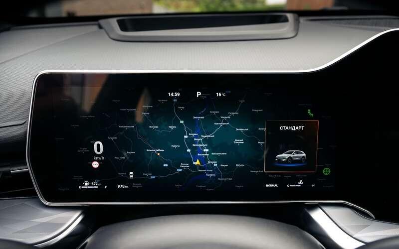    Яндекс Карты с дорожными пробками транслируются и на центральный дисплей, и на комбинацию приборов. Подсказки онлайн-навигации также выводятся на проекцию прямо перед глазами водителя.
