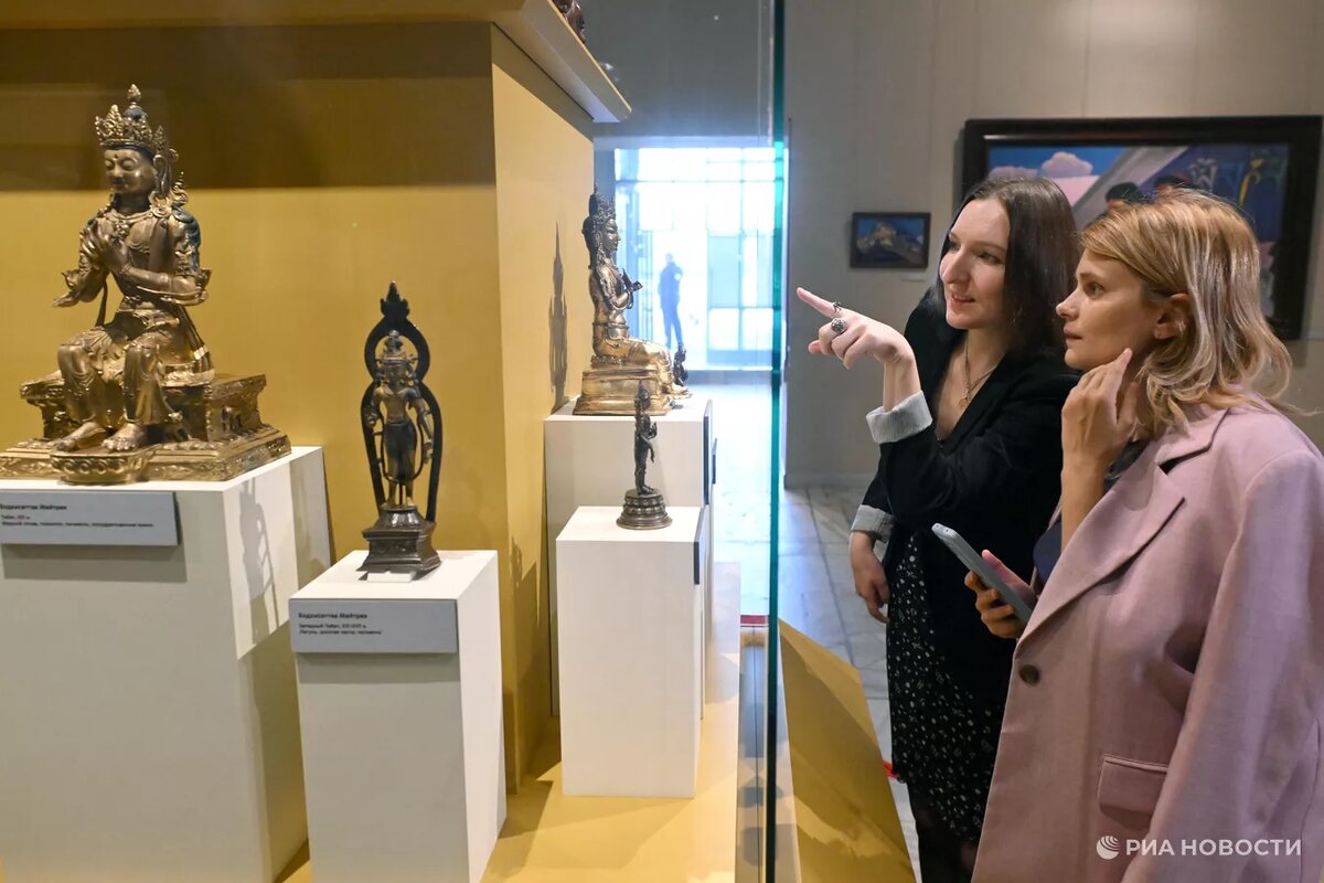 Рассказываю и показываю. Фотограф - Михаил Воскресенский. Источник: https://ria.ru/20241006/rerikh-1976367739.html и https://riamediabank.ru/media/8778268.html?context=list&list_sid=list_349201306