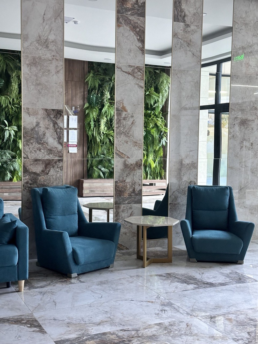 Вход в подъезд в ЖК Скай Плаза 2