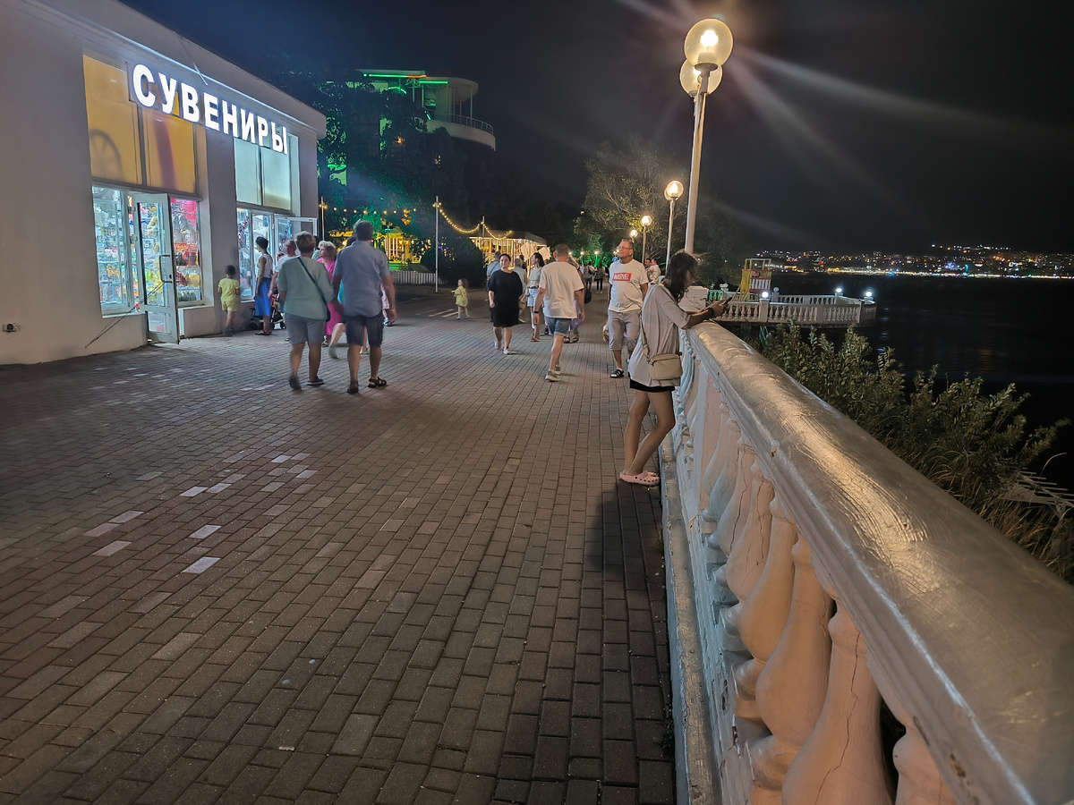 Ночная набережная забита людьми