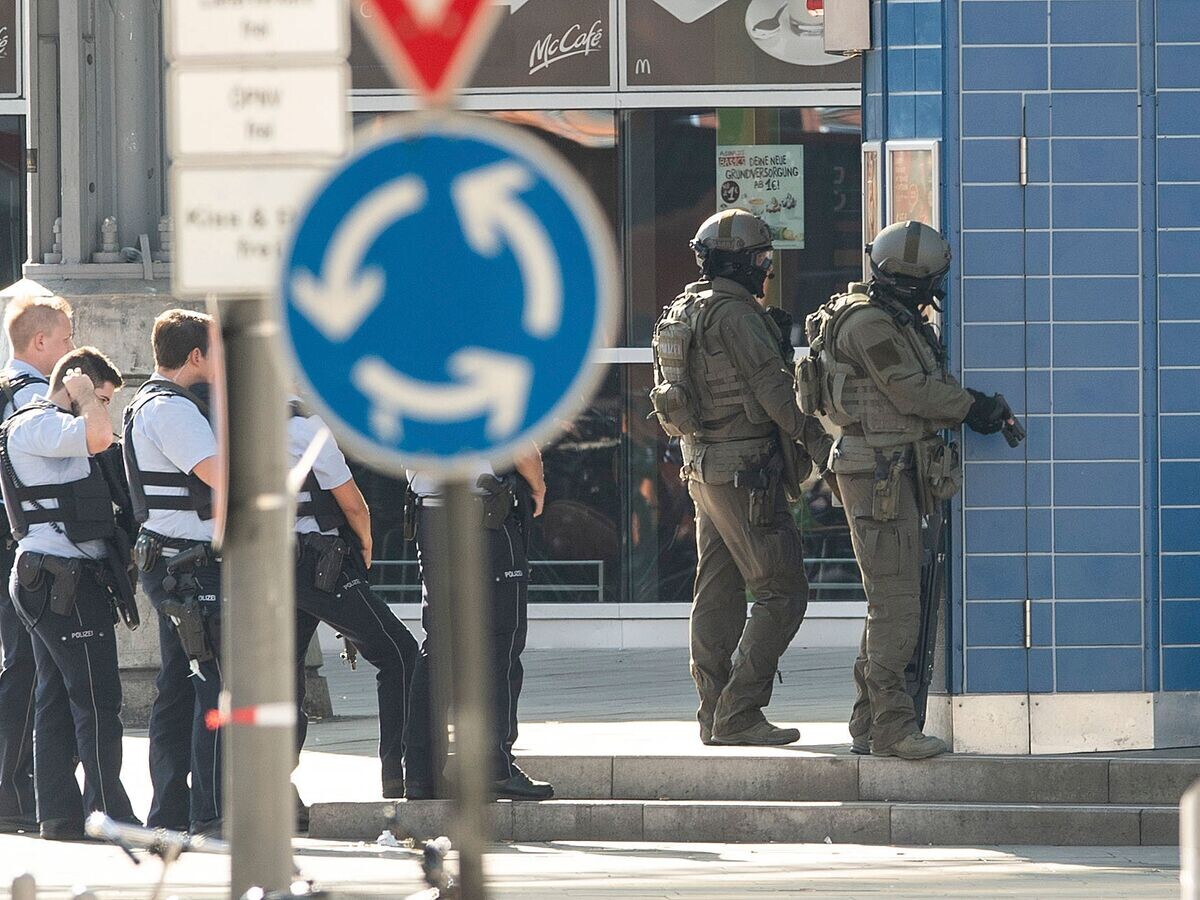    Полицейские у здания центрального вокзала в Кельне© AP Photo / dpa / Oliver Berg