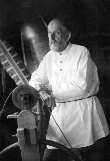  Константин Эдуардович Циолковский в домашней мастерской. Фото из книги Г. Буланникова «Циолковский Константин Эдуардович» (2017)