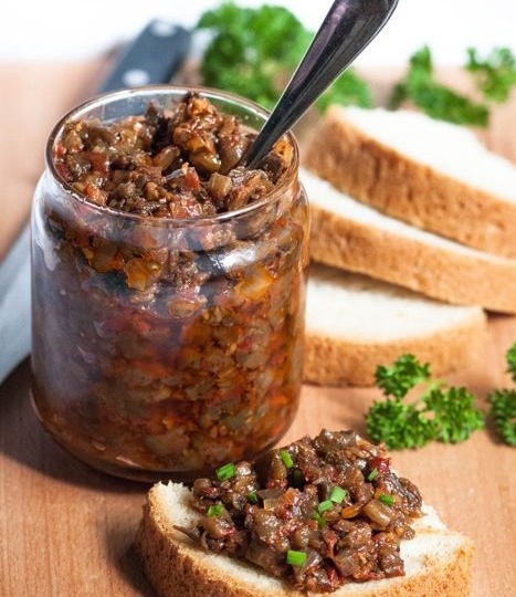 Всю зиму ели бабушкину баклажановую икру и облизывались! По ее рецепту готовлю по сей день, уж сколько лет