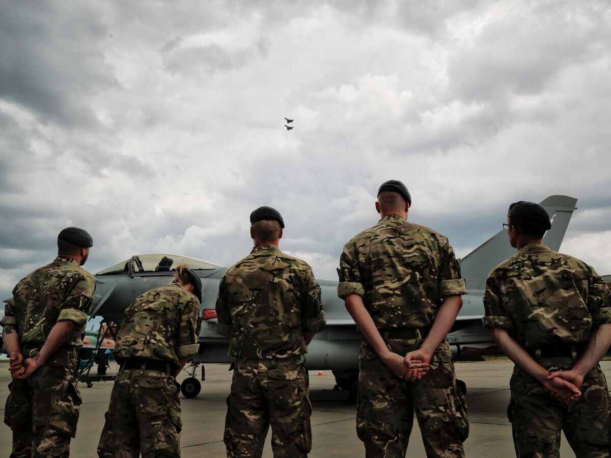    Британские военнослужащие рядом с истребителем Typhoon Королевских ВВС© AP Photo / Vadim Ghirda