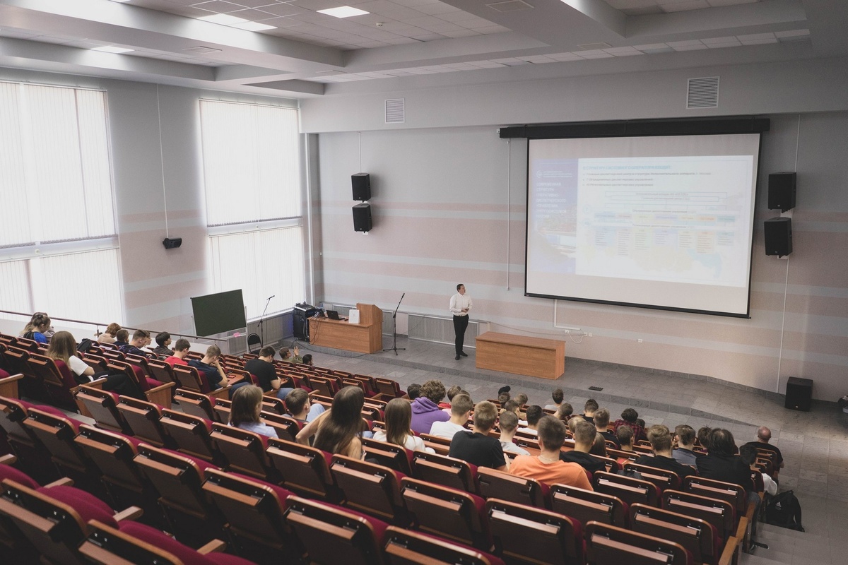 Ведущий специалист Службы электрических режимов Карельского РДУ Павел Петрушкин выступает перед первокурсниками 