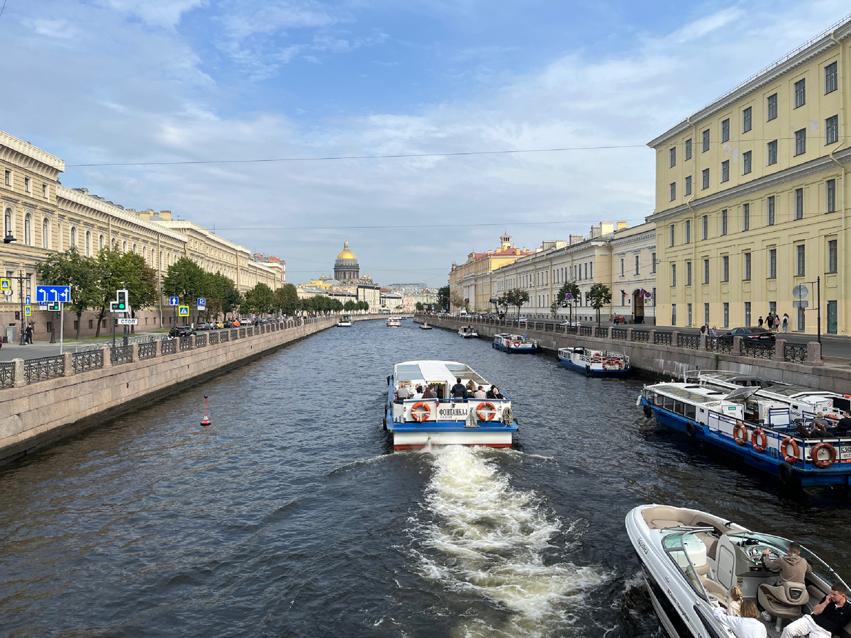 Вид на реку Мойку с Поцелуева моста. Фото моё.