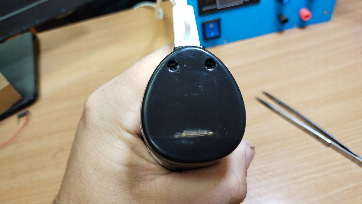 Выкручиваем два самореза