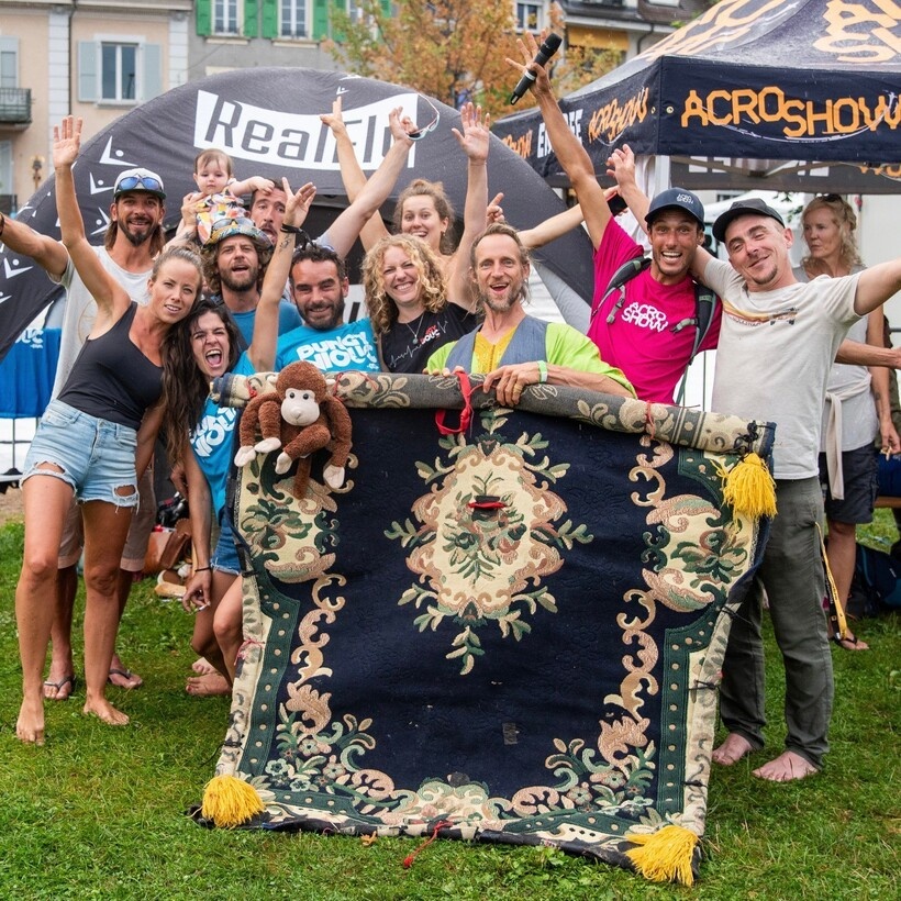    Аладдин в Альпах: бейсджампер совершил полет на ковре-самолете