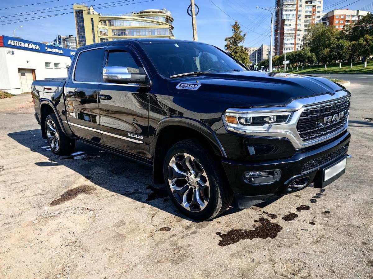 Ram 1500 5,7 Hemi E-torque с пробегом 42380 км. Полет отличный.