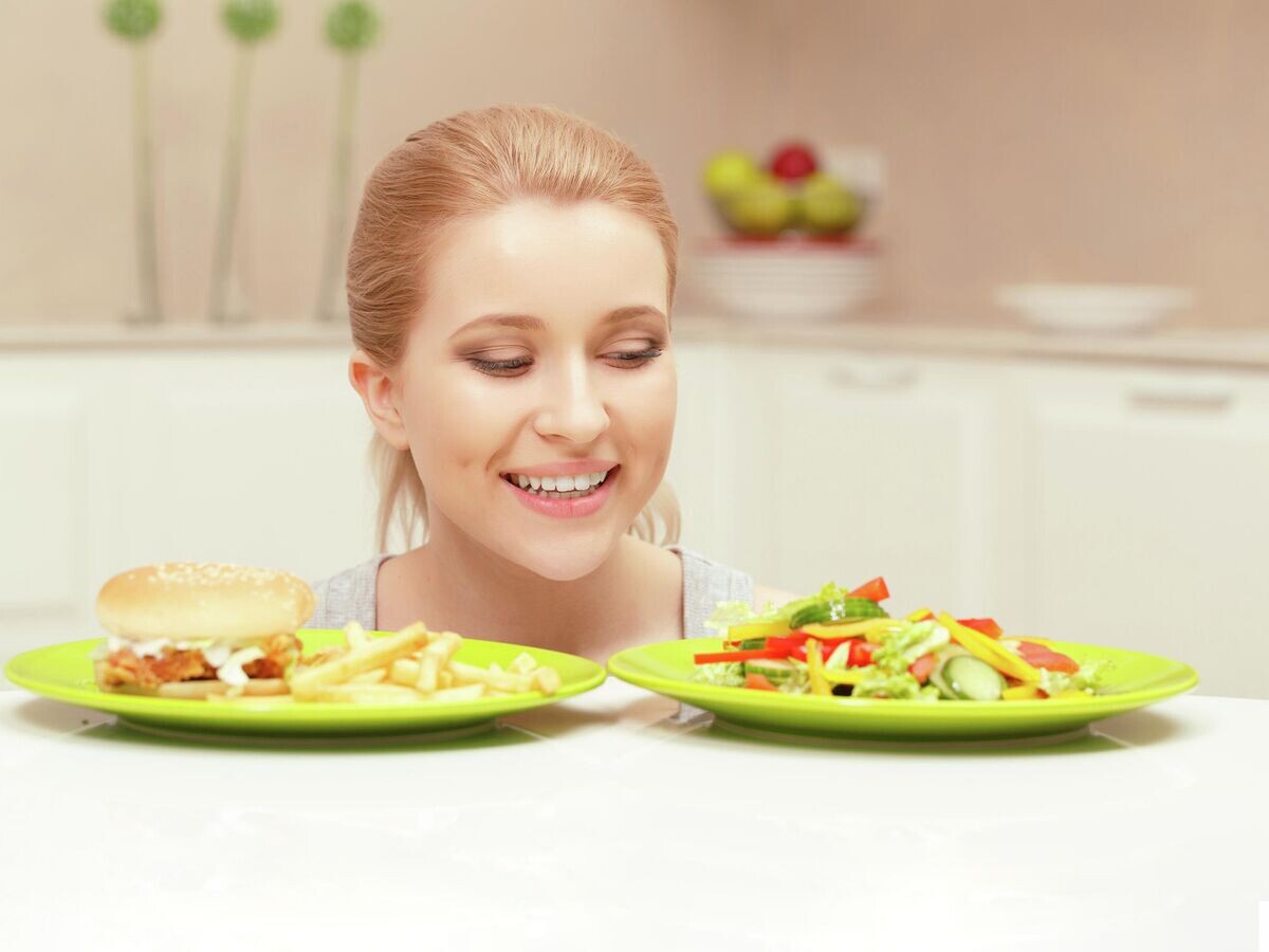    Девушка выбирает правильное питание© Depositphotos.com / yacobchuk1