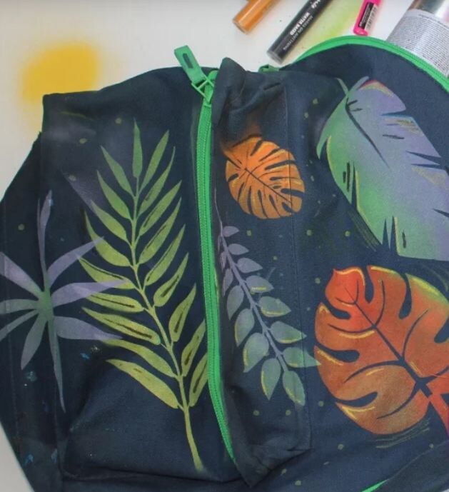    Декор рюкзака   
Источник: Скриншот из видео