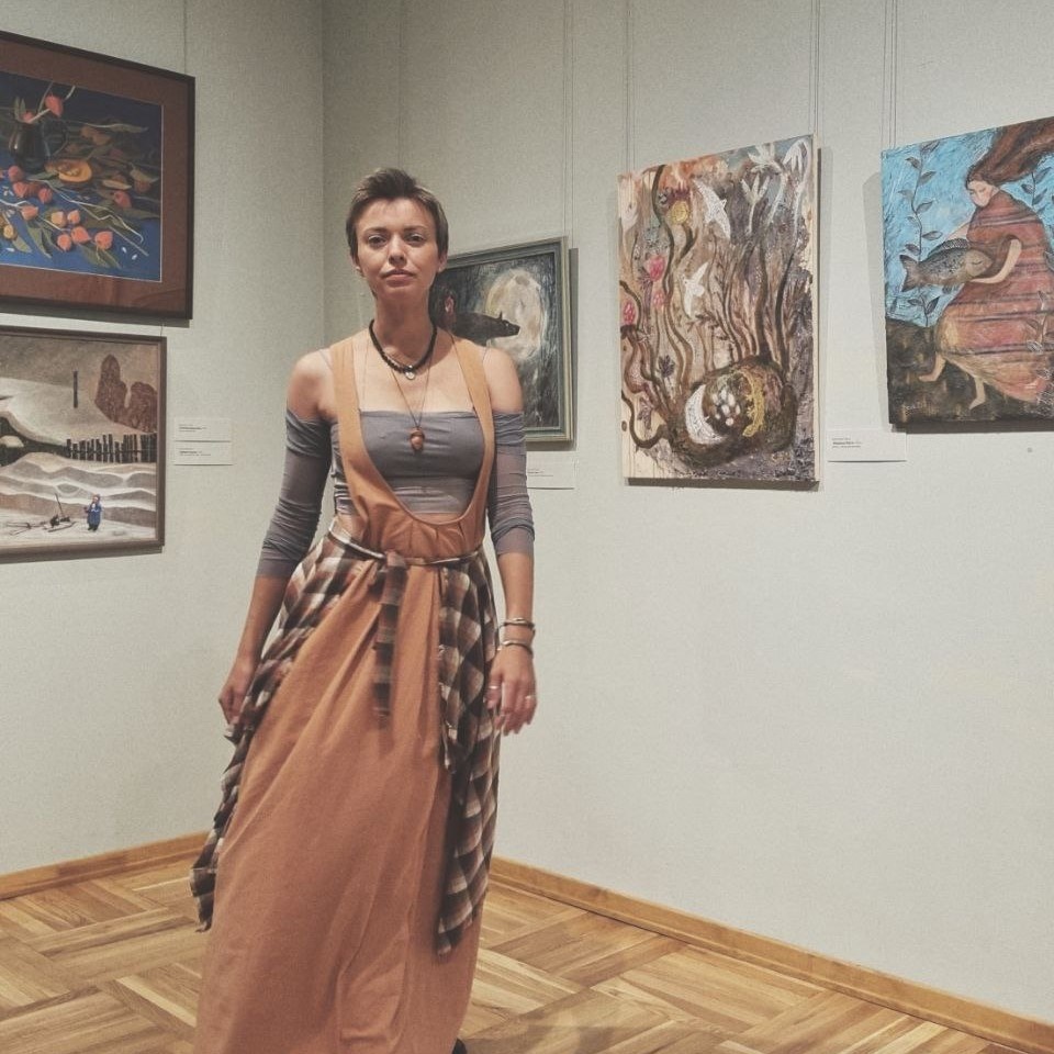 Художница Ольга Круглова на открытии выставки "Пространство. Время. Смыслы" в НГХМ