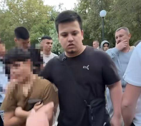 Стрелка пыталась увести его родня. Фото: скрин видео /"Русская община Магнитогорск". 