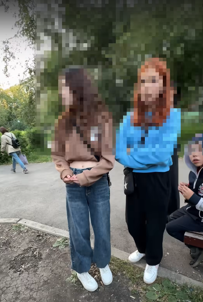 Пострадавшая девочка с подругой. Фото: скрин видео /"Русская община Магнитогорск". 