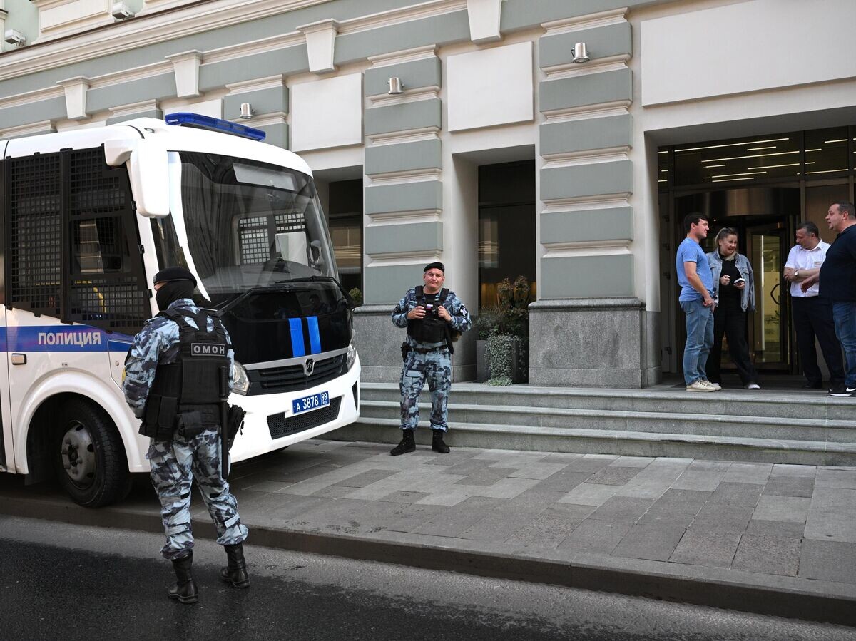    Сотрудники ОМОНа у офиса Wildberries в Москве© РИА Новости / Рамиль Ситдиков