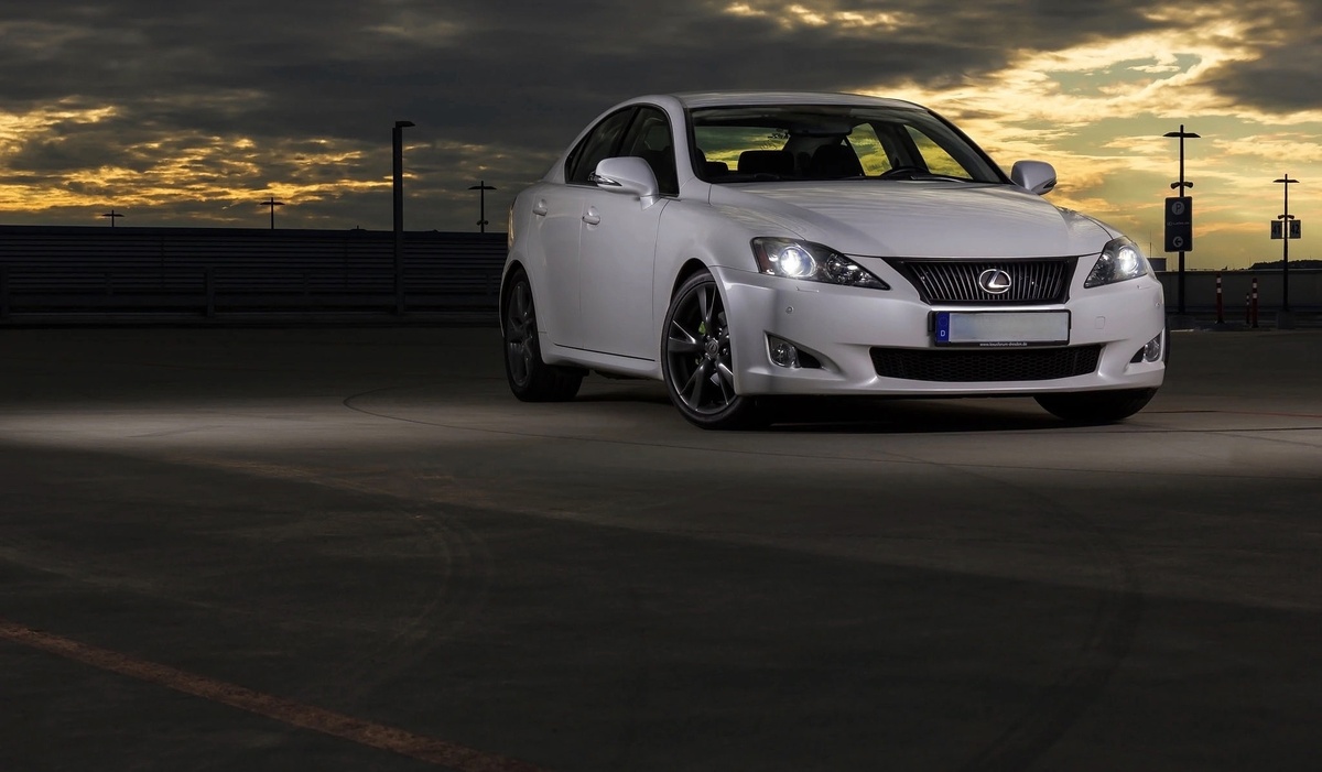 Lexus IS250 на закате