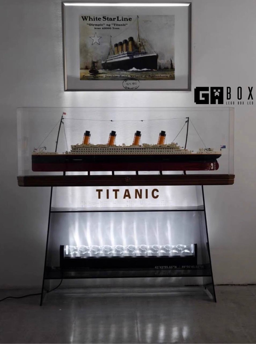 Титаник будто ожил и плывет по волнам Атлантического океана