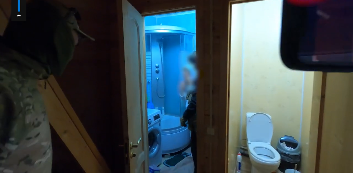 Вербовщицу вытащили прямо из душа