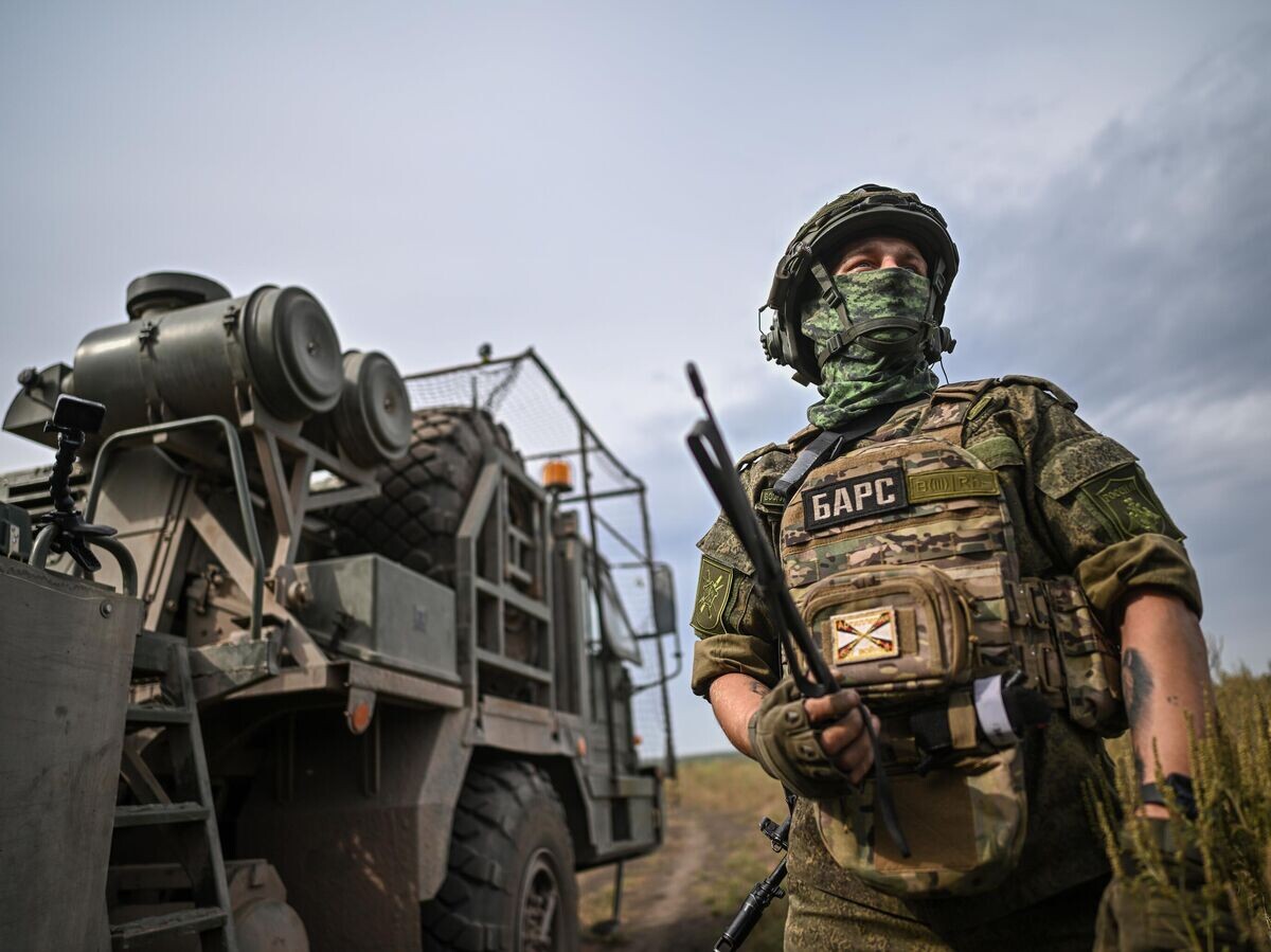    Военнослужащий расчета РСЗО "Ураган" в зоне спецоперации© РИА Новости / Сергей Бобылев