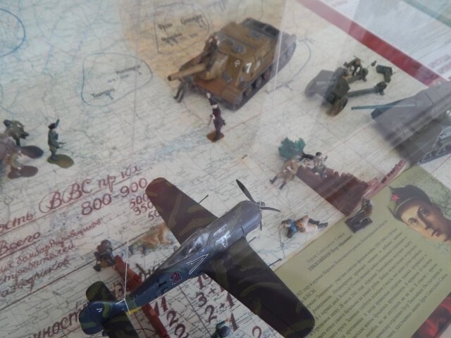    Старшеклассники приходили летом в школу, чтобы клеить и правильно располагать модели самолётов и танков на «поле боя». Фото: «АиФ-Урал»/ Дарья Попович