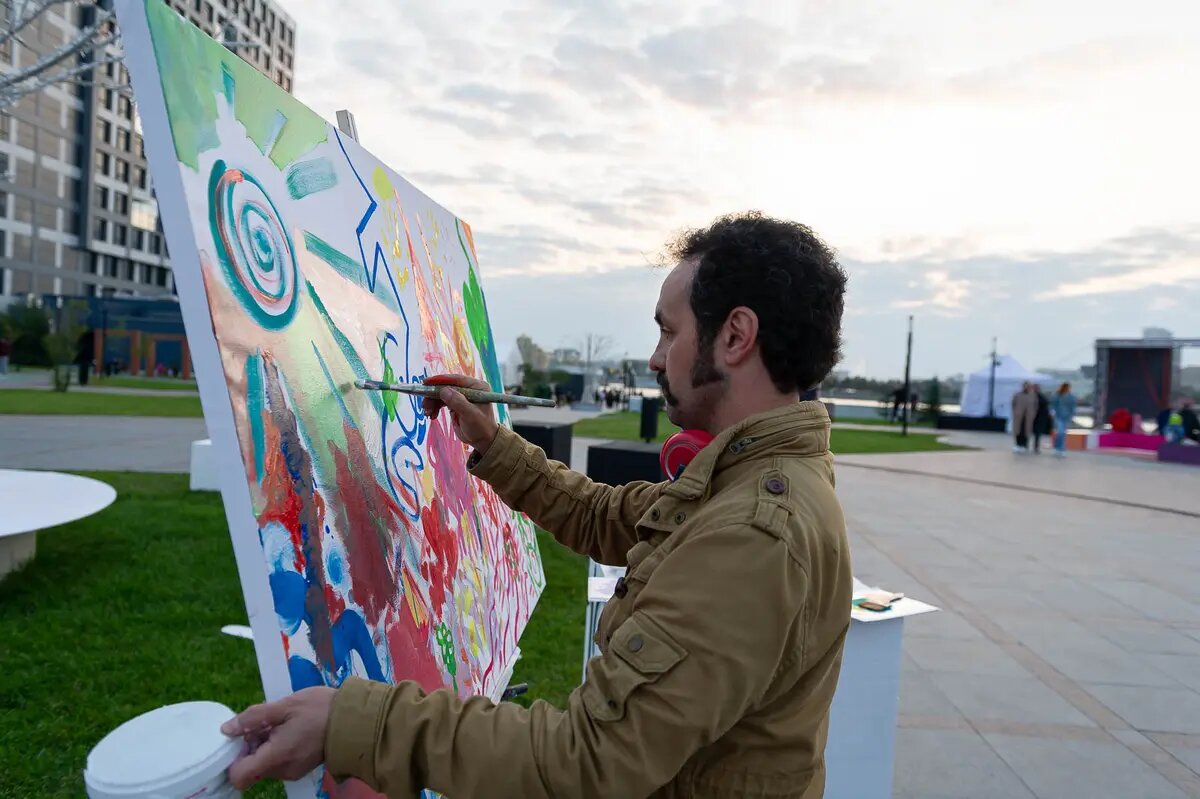 Художник Руслан Ральников на фестивале #Неискусственно |Фото: Андрей Ткаченко