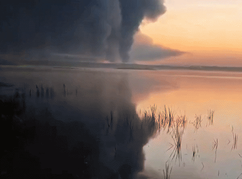    Одной из целей ночной атаки БПЛА ВСУ стал военный арсенал в городе Торопец Тверской области. Видео: ТГ-канал "Рыбарь"