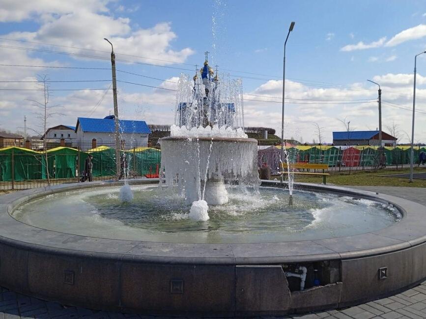    Фотография из архива редакции. в 2022 году 23 апреля в парке Линево запустили фонтан. Получился ледяной фонтан.