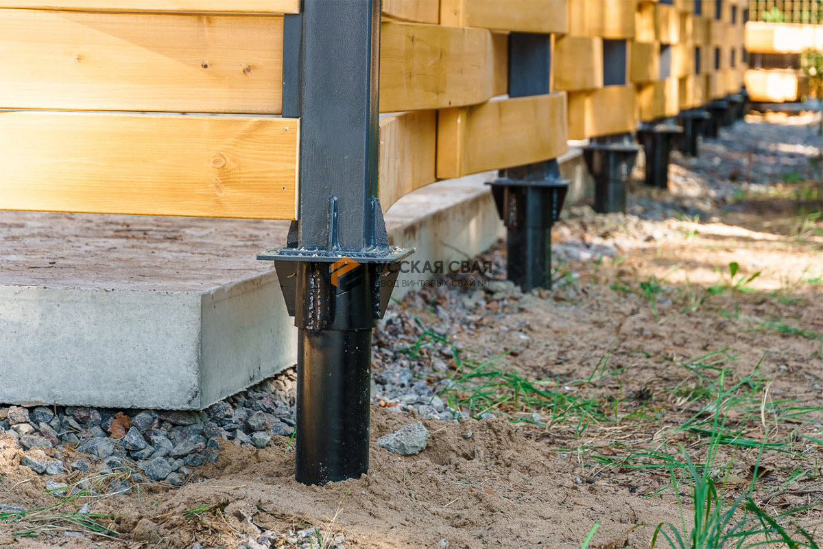Забор из доски с масляной обработкой на свайно-винтовом фундаменте — производство компании "Русская Свая"