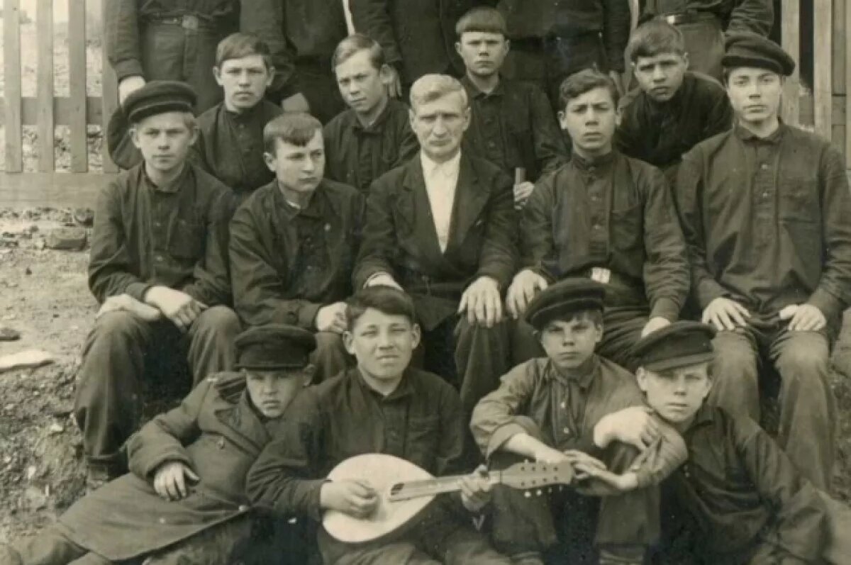    Альбом "Быт и учеба учеников первого набора школы ФЗО No 2 г. Карабаша за 1941 г. Группа мастера Демиденко, 1941 г.