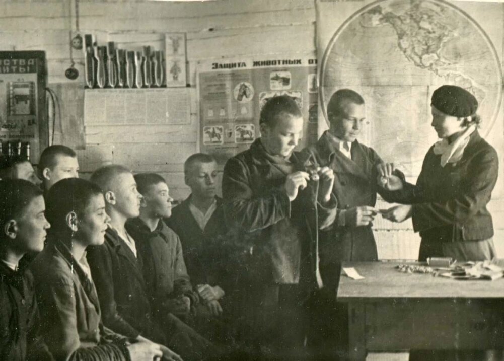    Выдача значков ГСО ученикам, закончившим кружок ГСО ("Готов к санитарной обороне"), 1941 г. Фото: ГУ «Объединенный государственный архив Челябинской области»