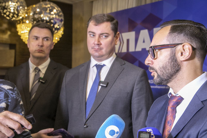 Слева направо: врио гендиректора АО «Корпорация развития Новосибирской области» Вячеслав Радионов, заместитель директора департамента региональной промышленной политики Минпромторга России Дмитрий Королёв, министр экономического развития Новосибирской области Лев Решетников. Фото Михаила Перикова