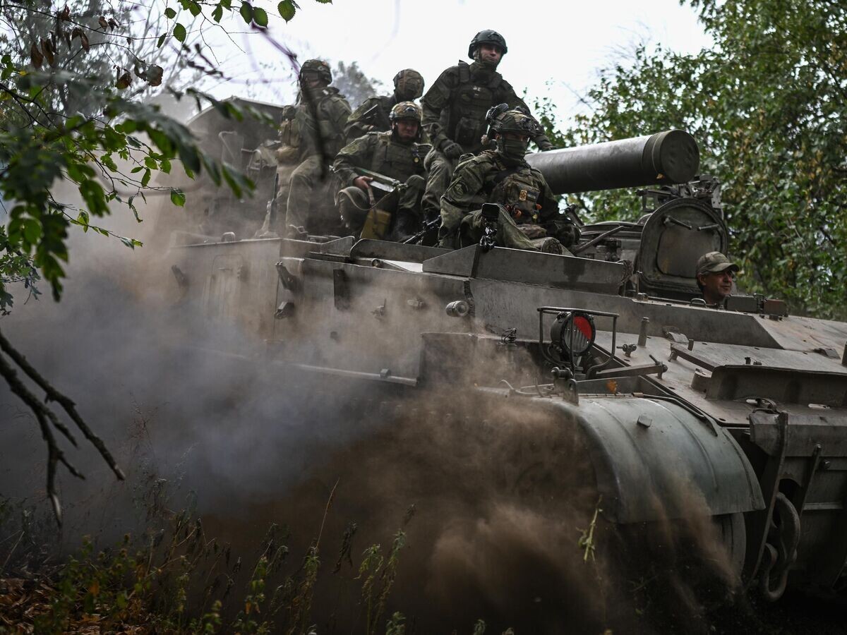    Работа военнослужащих расчета миномета "Тюльпан" в зоне СВО© РИА Новости / Сергей Бобылев