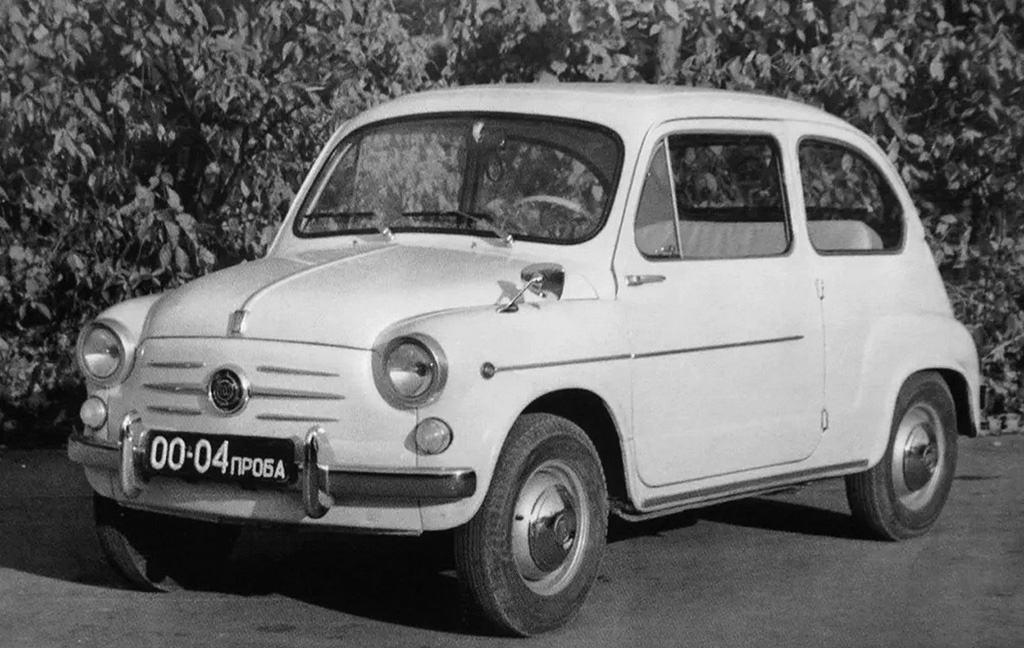 Fiat-600, выпускаемый на заводе «Красное знамя» в югославском городе Крагуевац, ничем не отличался от модели итальянской сборки. Югославы звали его «Фичо» или «Фика». Это прозвище ловкого героя-партизана времен войны, ростом невысокого. И созвучно с маркой Fiat. Автомобиль продавался в соцстранах под маркой FIAT. Из шести 600‑х, закупленных СССР в 1958–1959 годах для проведения испытаний по теме «Запорожца», два были югославского производства.