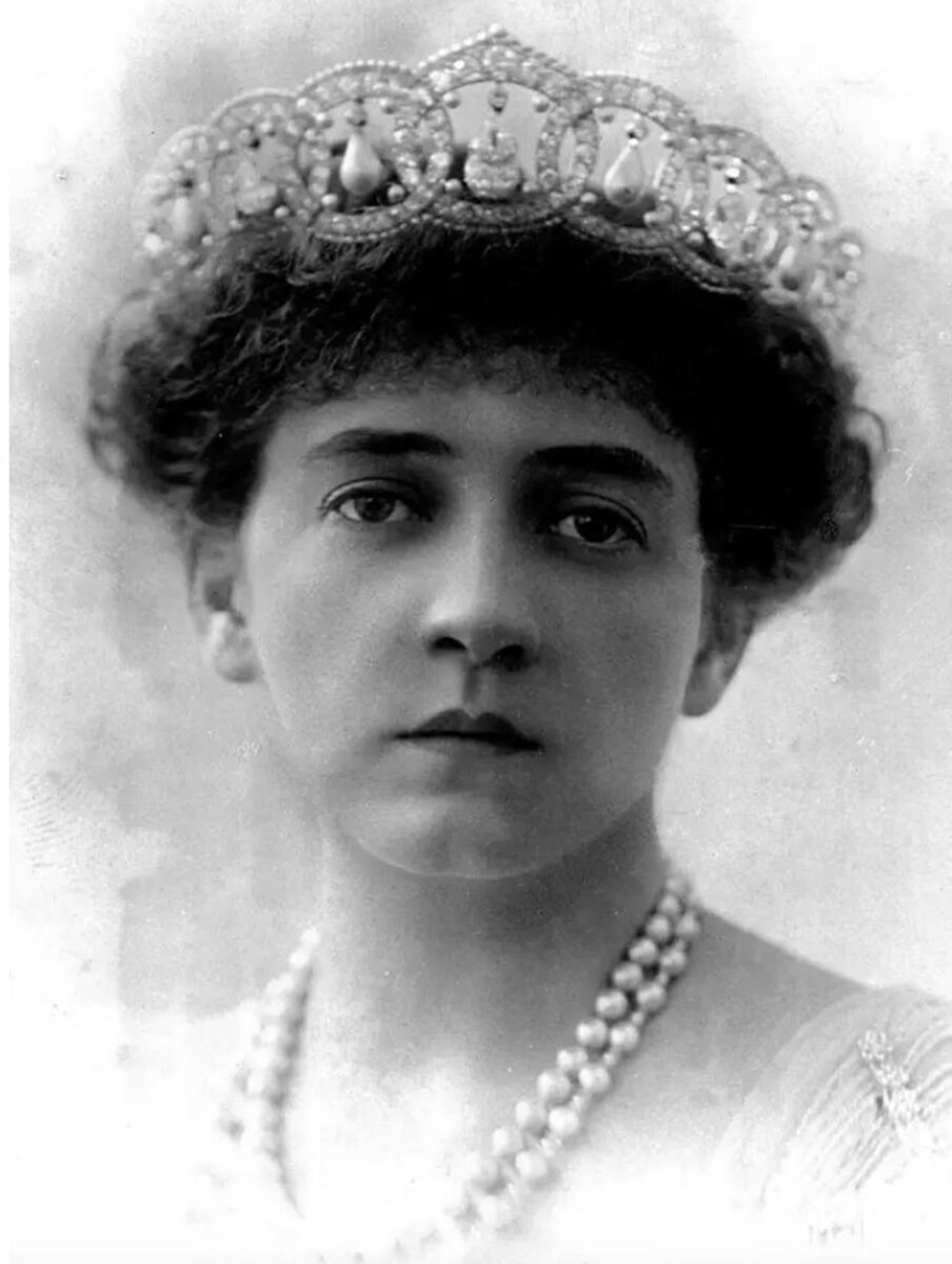 Нони Мэй Стюарт в тиаре от Cartier