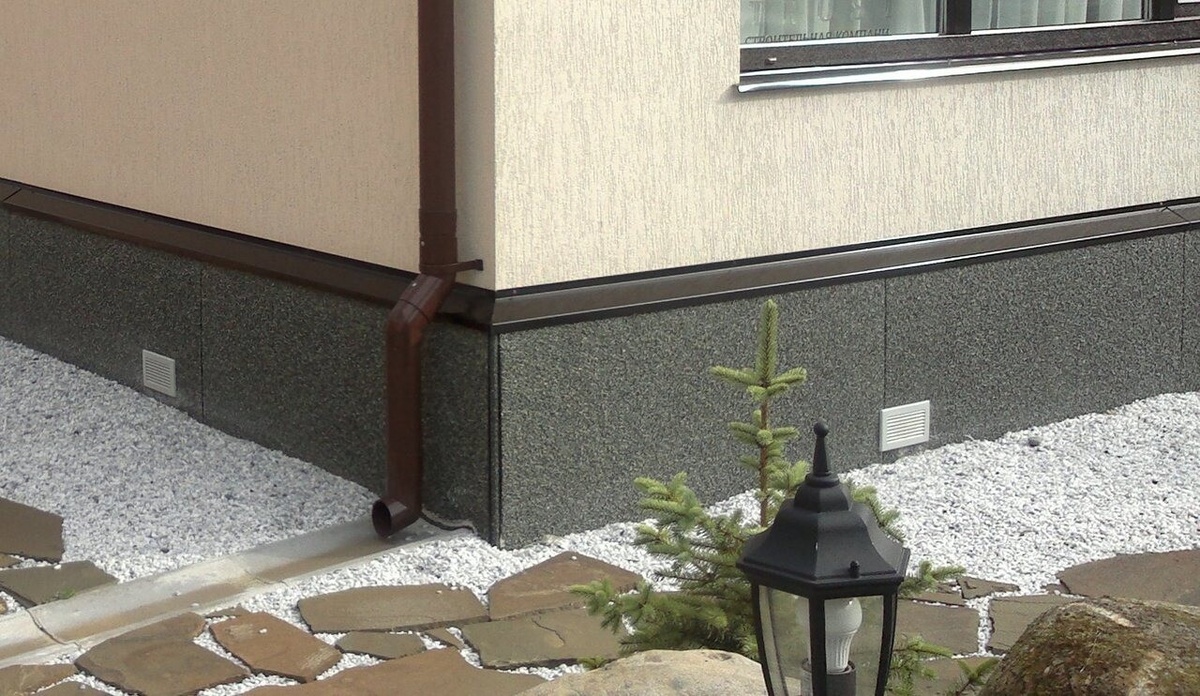     Пример отделки цоколя мраморной крошкой