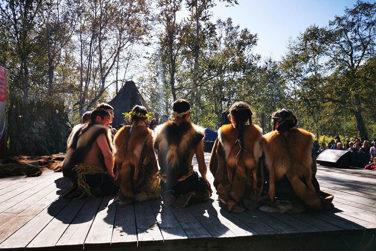 Ительменский танец называется кузелькинга и посвящен любви — танцуют его обязательно в парах, вкладывая в движения всю страсть и нежность
