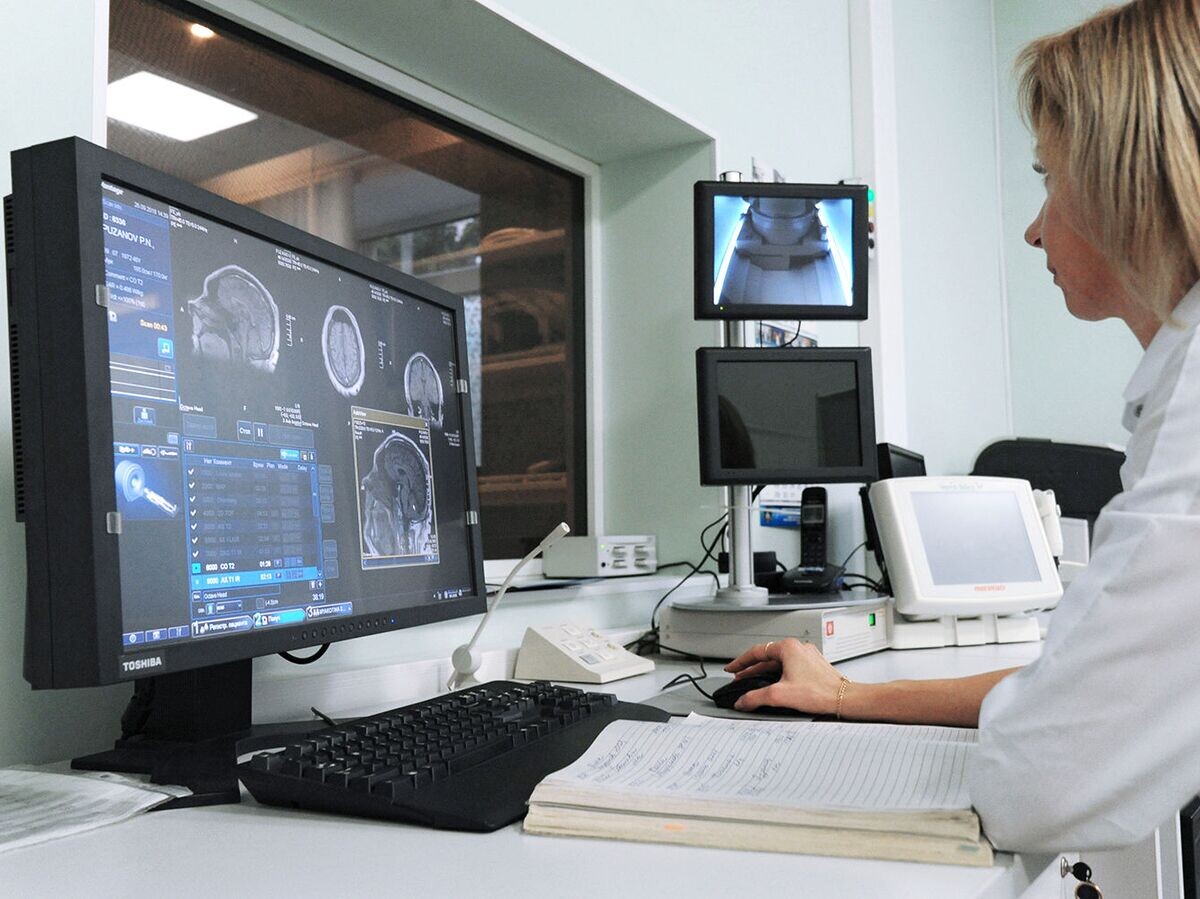     Врач кабинета МРТ проводит процедуру магнитно-резонансной терапии© РИА Новости / Алексей Сухоруков