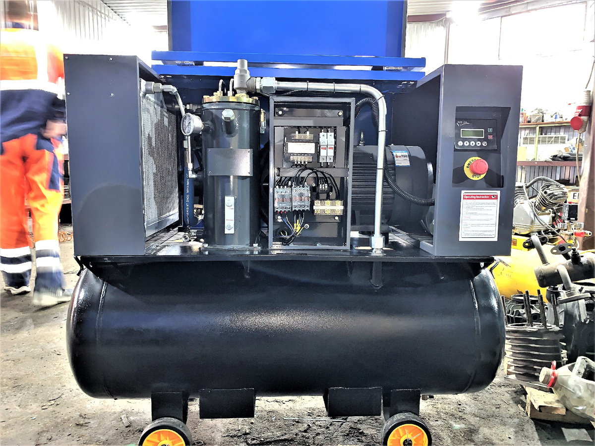 Рис.2 Винтовой компрессор с доступом к баку сепаратора. Масломерное окошко показывает уровень масла.