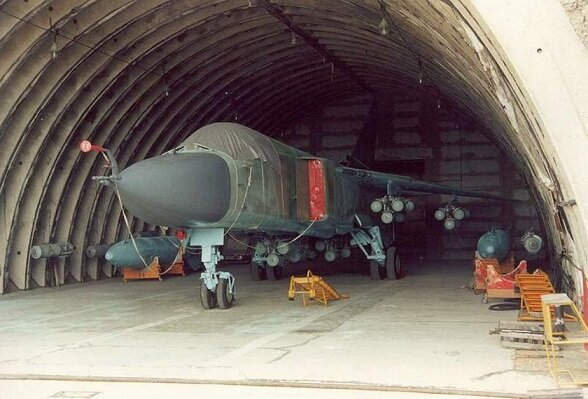 Су-24 в нештатной комплектации боекомплекта. Состоящей из ОФАБ-250(Осколочно-Фугасные Бомбы калибром (т.е.массой фугаса) 250 кГ). А вот штатный боекомплект ( состоящий из 8 ОФАБ-250)  остался висеть по бокам ЖБУ. Фото позаимствовано с просторов интернета. 