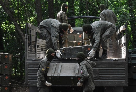    Погрузка ящиков с боеприпасами ракетно-артиллерийского вооружения ВС РФ