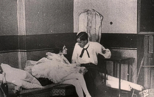  "Закованная фильмой" (1918) Маяковский сыграл в этом фильме художника. Брик - балерину. (Единственная роль Лили) 