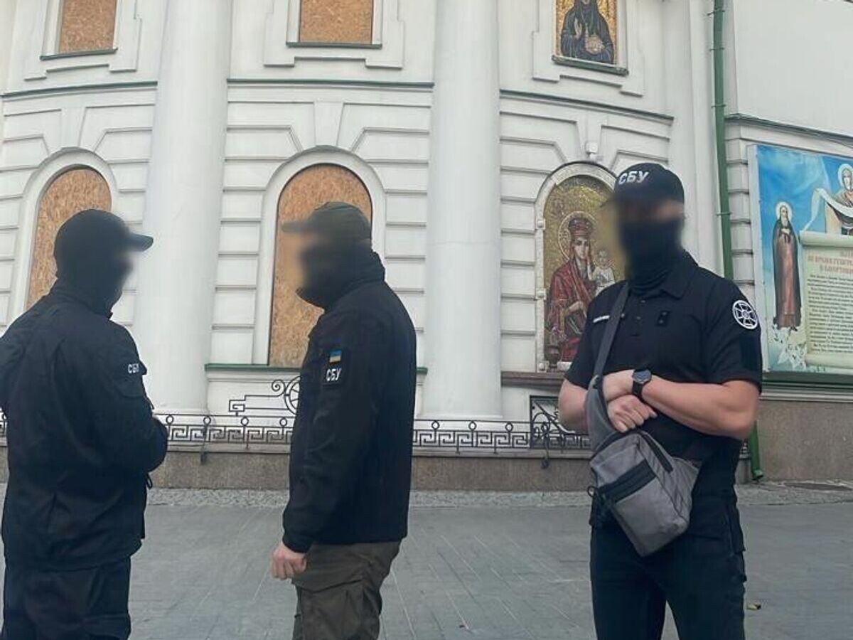    Сотрудники СБУ у Свято-Введенского мужского монастыря в Киеве