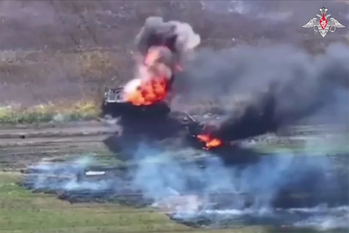    Нацисты горят в танках.